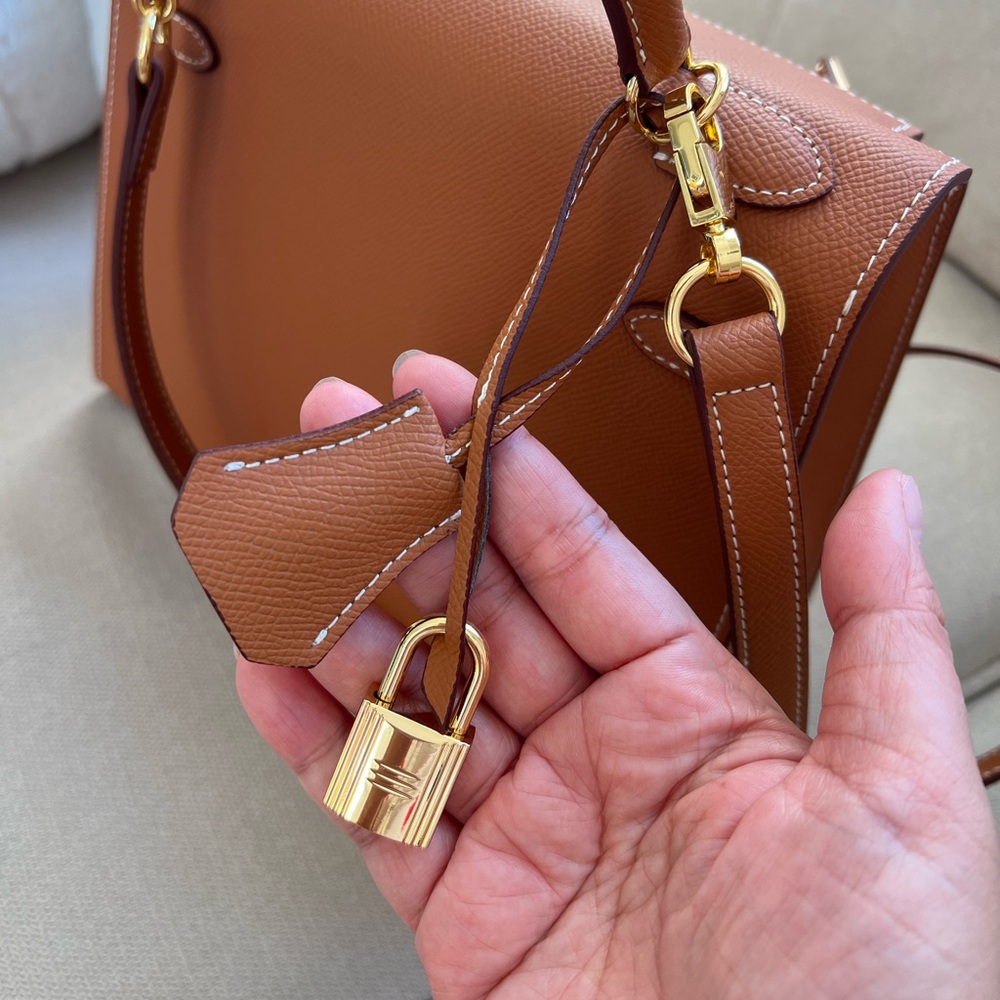 Retail $349 Classic Leather Handbag Size 25 cm - Picture 5 of 8